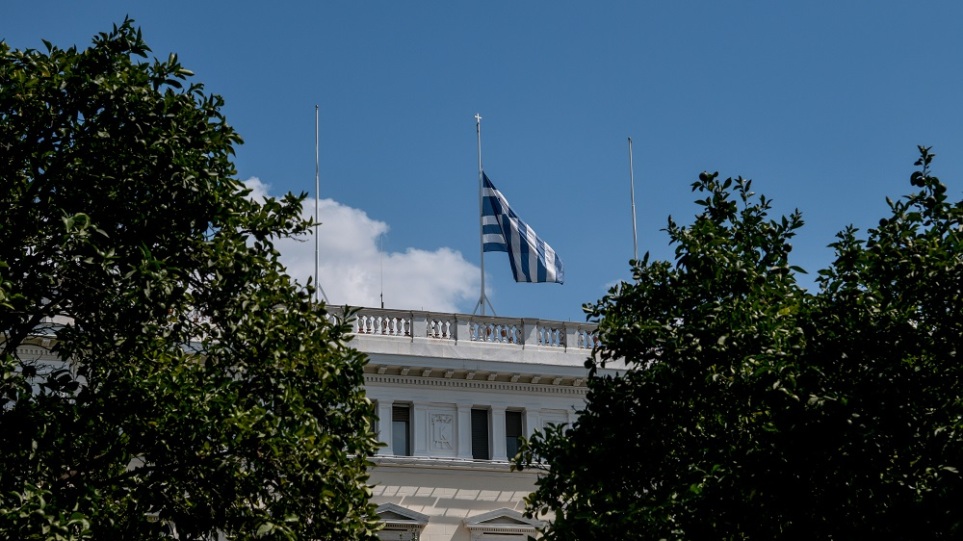 Μίκης Θεοδωράκης: Κανονικά οι δημόσιες εορταστικές εκδηλώσεις κατά το τριήμερο εθνικό πένθος