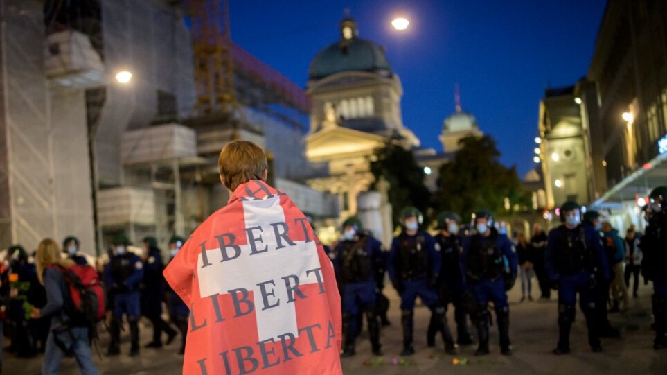 Ελβετία: Συμπλοκές μεταξύ αστυνομίας και διαδηλωτών σε κινητοποίηση κατά των μέτρων για τον κορωνοϊό στη Βέρνη – Δείτε βίντεο