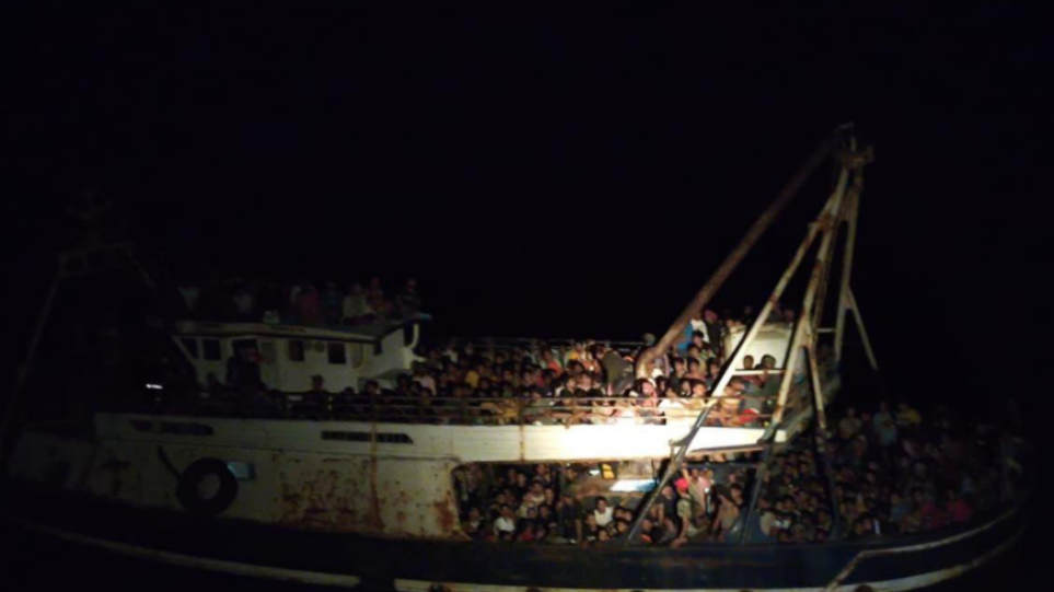 Ιταλία: Πάνω από 500 μετανάστες αφίχθησαν στη Λαμπεντούζα με παλιό αλιευτικό – Δείτε βίντεο