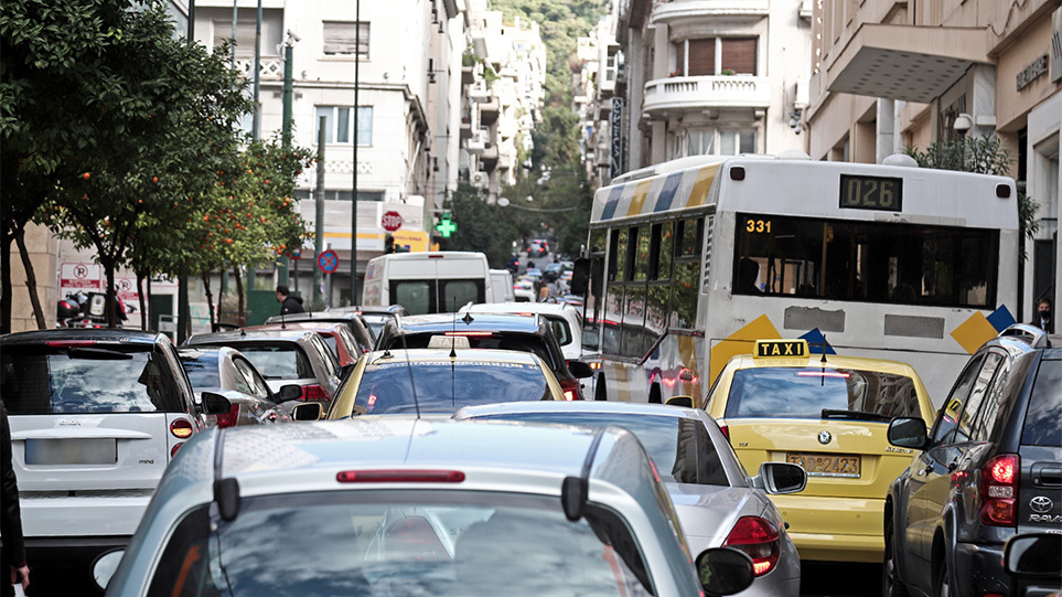 Κυκλοφοριακό «έμφραγμα» στους δρόμους – «Να χρησιμοποιείτε τα ΜΜΜ», λένε οι συγκοινωνιολόγοι