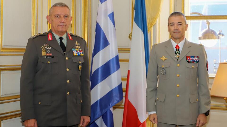 Με το μετάλλιο της Λεγεώνας της Τιμής τιμήθηκε ο αρχηγός ΓΕΕΘΑ Κωνσταντίνος Φλώρος στο Παρίσι