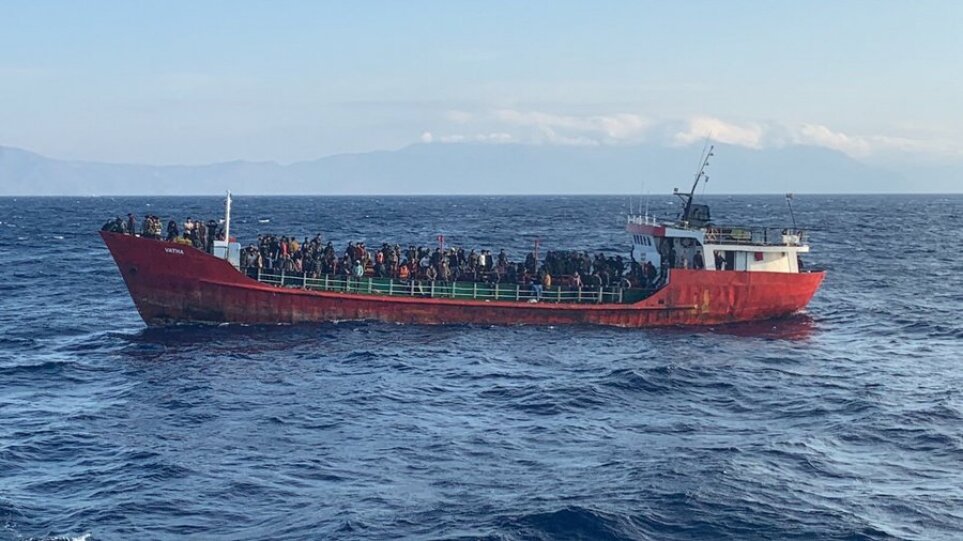 Στην Κω αποβιβάστηκαν 400 μετανάστες φορτηγού πλοίου υπό τουρκική σημαία