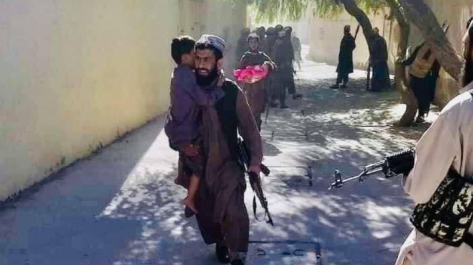 Προσοχή σκληρές εικόνες: Τουλάχιστον 17 νεκροί, ανάμεσά τους παιδιά, σε μάχες των Ταλιμπαν με τον ISIS στο Αφγανιστάν