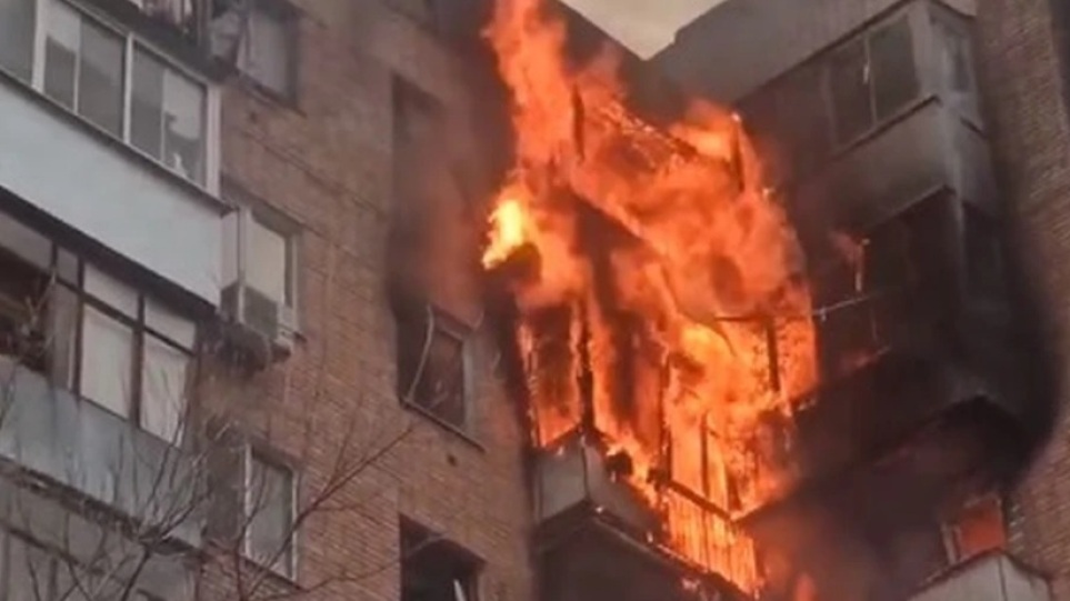 Ρωσία: Μεγάλη φωτιά σε εννιάοροφη πολυκατοικία στη Σαμάρα – Ένας νεκρός