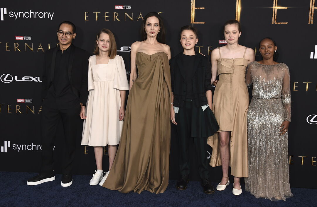 Η Angelina Jolie έλαμψε στην πρεμιέρα των «Eternals» μέσα σε ένα super elegant mocha dress