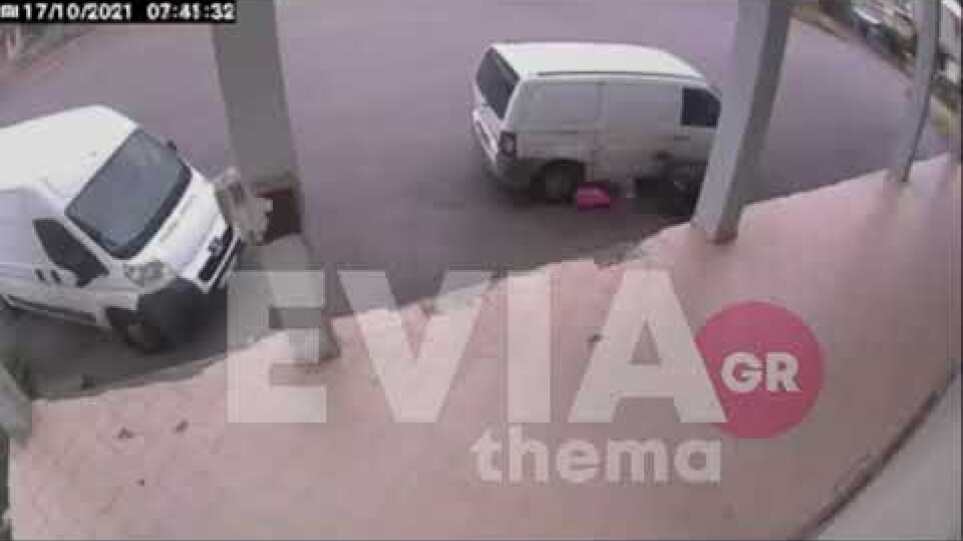 Βίντεο: Η στιγμή που δράστες αφαιρούν καταλύτη από όχημα στη Χαλκίδα