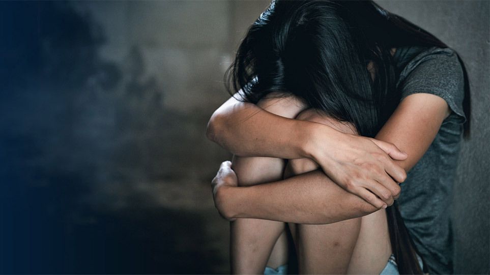 Εφιάλτης για δύο αδερφές στη Θεσσαλονίκη: Τις κακοποιούσε σeξουαλικά η μητέρα τους