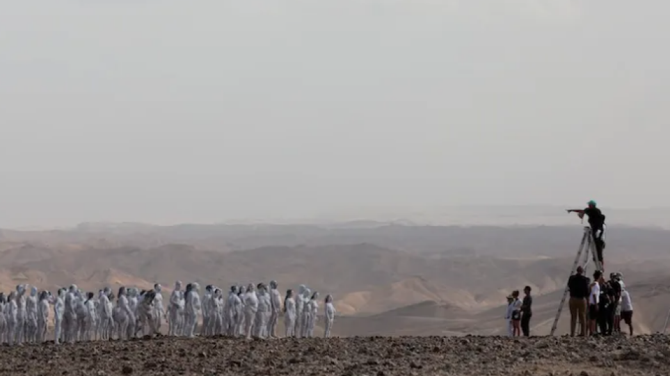 Ισραήλ: Διακόσιοι άνθρωποι πόζαραν γυμνοί για να σώσουν τη Νεκρά Θάλασσα – Δείτε φωτογραφίες