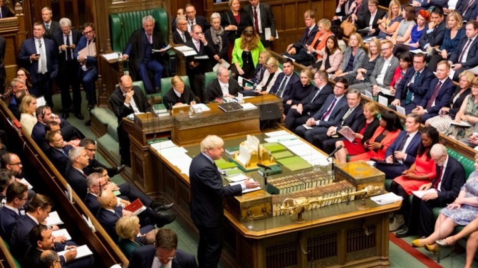 Βρετανία: Διπλοθεσίτες οι 90 από τους 360 βουλευτές των Τόρις