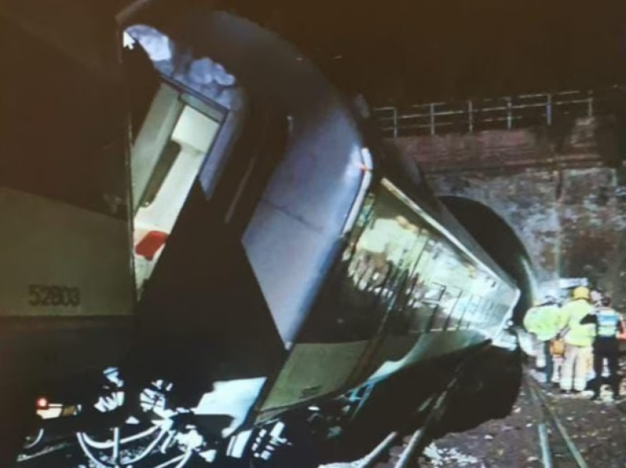 Βρετανία: Τουλάχιστον 12 τραυματίες από σύγκρουση τρένων σε σήραγγα στο Σόλσμπερι – Απεγκλωβίστηκε ο μηχανοδηγός