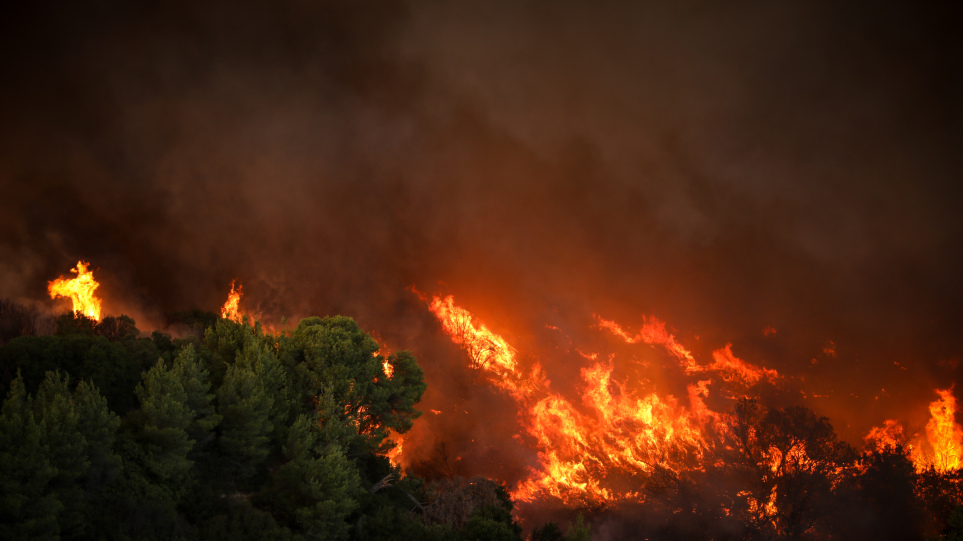 Φωτιά στην Τήνο, οι ισχυροί άνεμοι δυσκολεύουν τις προσπάθειες κατάσβεσης