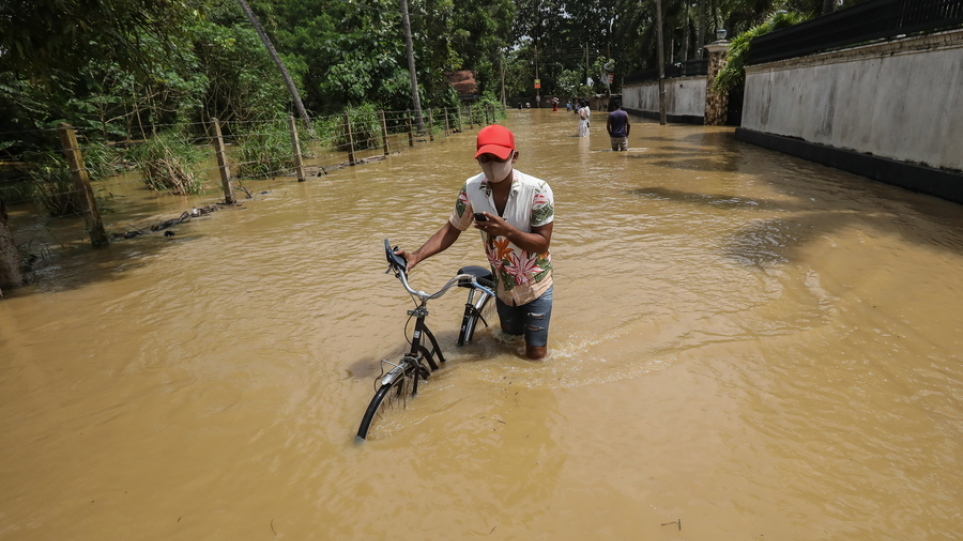 Τραγωδία με τουλάχιστον 25 νεκρούς από σφοδρές βροχοπτώσεις σε Σρι Λάνκα και Ινδία (βίντεο)