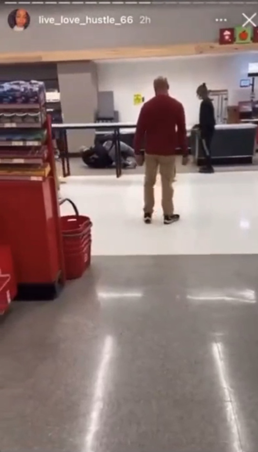 Αστυνομικός δέχεται επίθεση μέσα σε σούπερ-μάρκετ στο Μπρούκλιν στην προσπάθεια του να απομακρύνει ταραξία – Δείτε βίντεο