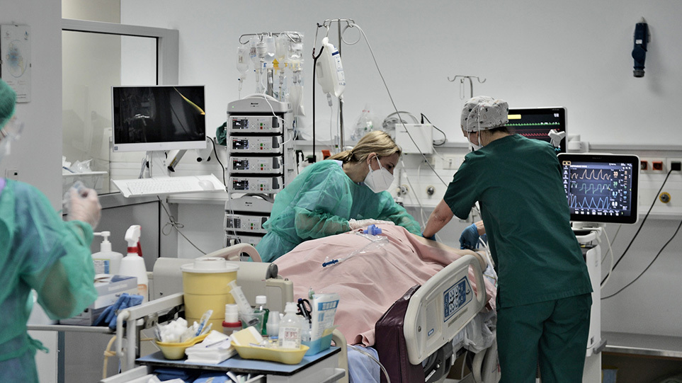Κορωνοϊός:  «Ασφυξία» στα νοσοκομεία και εφιαλτικές προβλέψεις για έως και 100 θανάτους την ημέρα