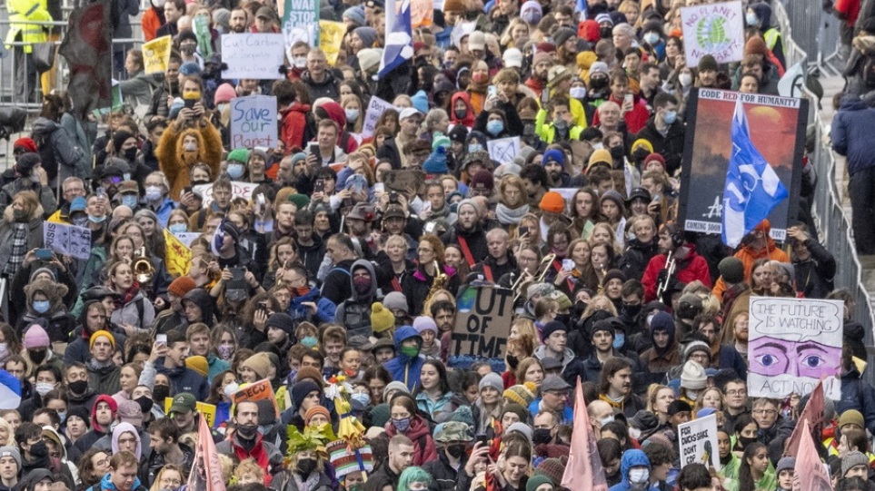 Δεκάδες χιλιάδες άτομα διαδήλωσαν για το κλίμα στη Γλασκώβη