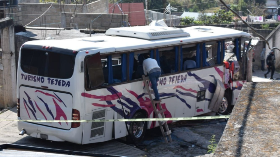 Τουλάχιστον 19 νεκροί και 32 τραυματίες σε τροχαίο δυστύχημα με τουριστικό λεωφορείο στο Μεξικό – Δείτε βίντεο