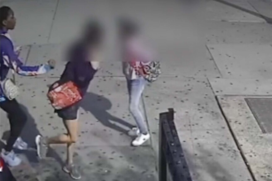 Νέα Υόρκη: Έφηβη έριξε… γροθιά σε γυναίκα που της ζήτησε να φορέσει τη μάσκα της – Δείτε βίντεο