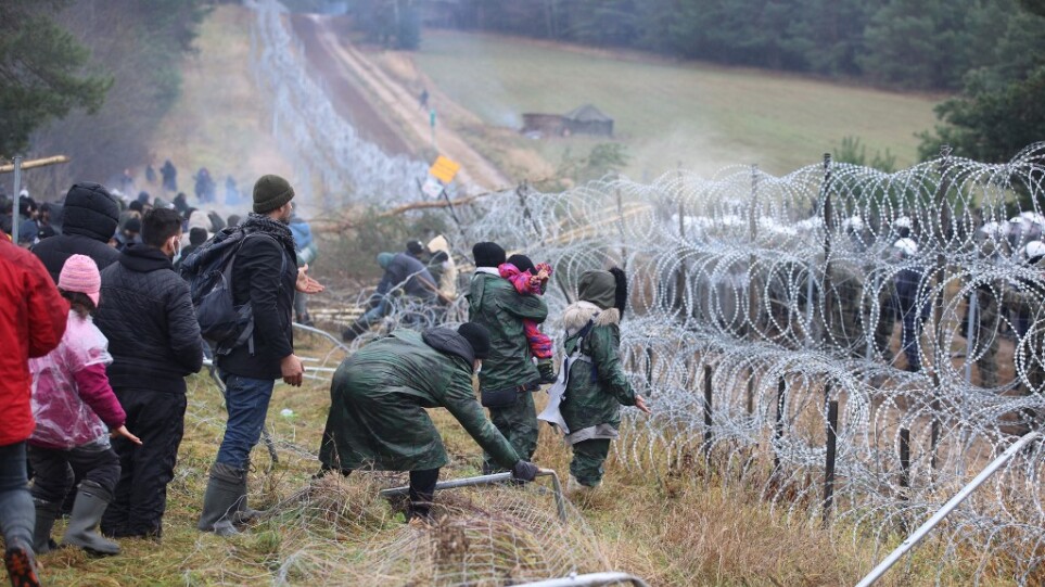 Σύνορα Πολωνίας και Λευκορωσίας: Σκηνές… Έβρου με χιλιάδες μετανάστες να «προωθούνται» συντονισμένα