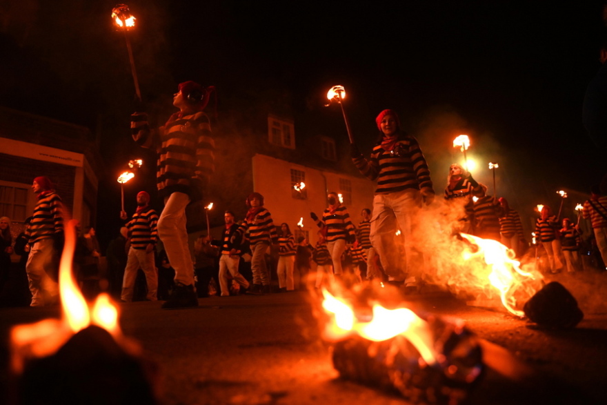 Οι Βρετανοί γιόρτασαν τη «Νύχτα της Φωτιάς» – Εντυπωσιακές φωτογραφίες