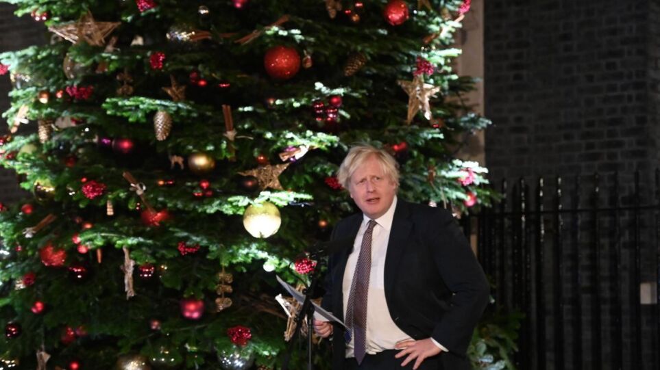 Βρετανία: Τα χριστουγεννιάτικα πάρτι του Τζόνσον στερούν από τους «Τόρις» το προβάδισμα στις δημοσκοπήσεις