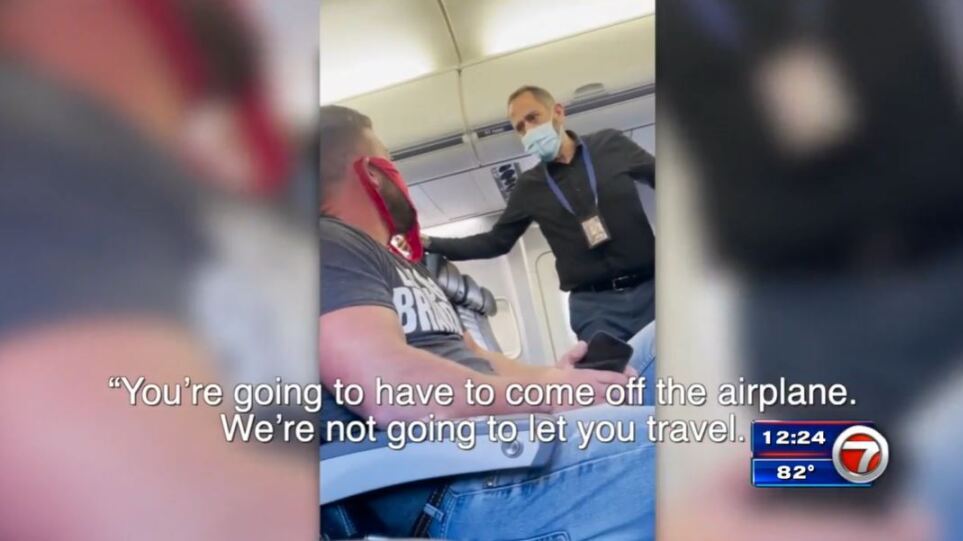 Η United Airlines κατέβασε από αεροσκάφος επιβάτη που επέμενε να φοράει στρινγκ αντί για μάσκα