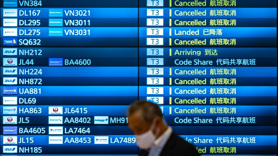 Μετάλλαξη Όμικρον: 6.300 πτήσεις ακυρώθηκαν το Σαββατοκύριακο των Χριστουγέννων