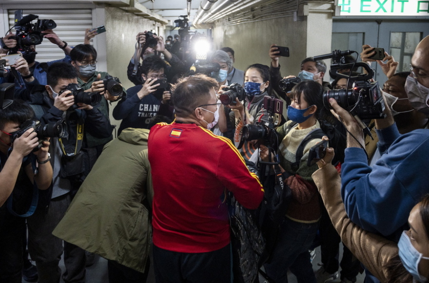 Χονγκ Κονγκ: H αστυνομία εισέβαλε σε διαδικτυακή εφημερίδα και συνέλαβε δημοσιογράφους