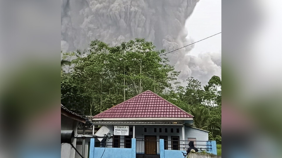 Ινδονησία: Τουλάχιστον 1 νεκρός και 41 τραυματίες από την έκρηξη του ηφαιστείου Σεμέρου