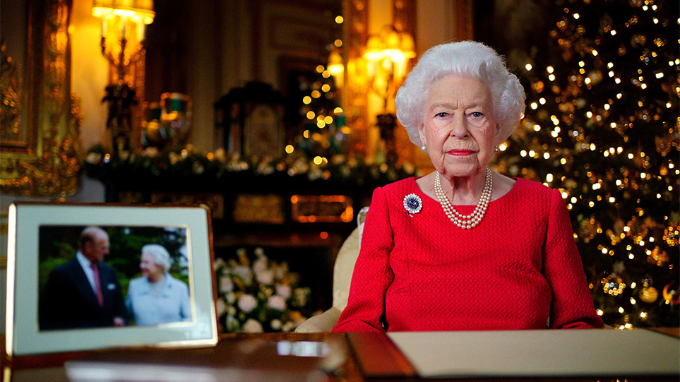 Βασίλισσα Ελισάβετ: «Μου λείπει ο Φίλιππος» ομολόγησε συγκινημένη στο χριστουγεννιάτικο μήνυμά της