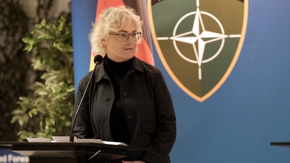 «Η Ρωσία δεν μπορεί να υπαγορεύει στους εταίρους του ΝΑΤΟ τη στάση τους» λέει η Γερμανίδα υπουργός Άμυνας