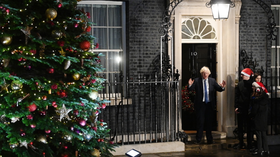 Ο Μπόρις Τζόνσον καλεί τους Βρετανός να μην ακυρώσουν τα χριστουγεννιάτικα πάρτι