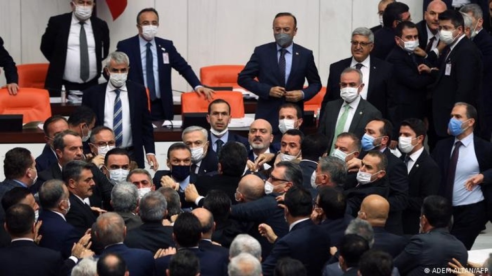 Δεύτερη ημέρα επεισοδίων στην τουρκική Βουλή – Πιάστηκαν ξανά στα χέρια βουλευτές
