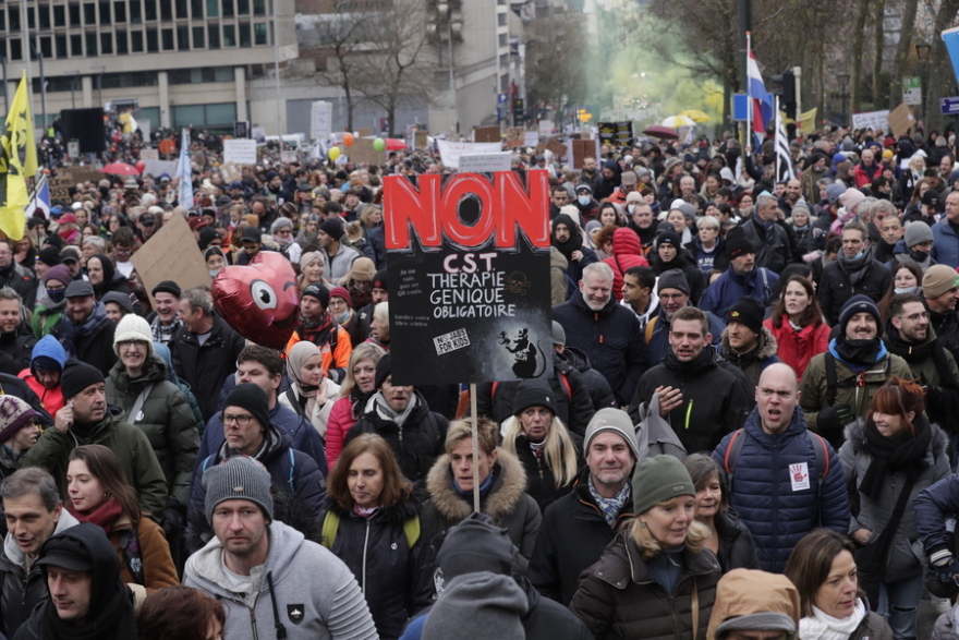 Κορωνοϊός: Χιλιάδες διαδηλωτές κατά των μέτρων στις Βρυξέλλες – «Εμβόλια, όχι ευχαριστώ»