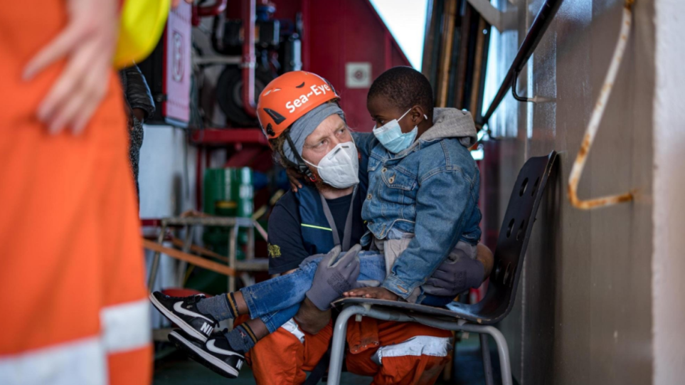 Δύο πλοία γερμανικών ΜΚΟ με σχεδόν 300 μετανάστες που διέσωσαν στη Μεσόγειο ψάχνουν λιμάνι