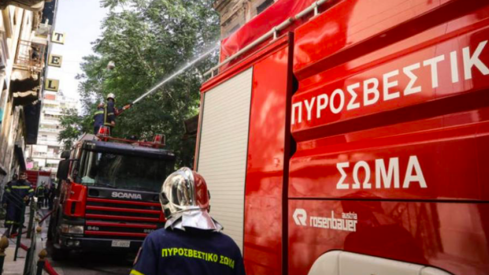 Φωτιά σε διαμέρισμα πολυκατοικίας στην Πετρούπολη