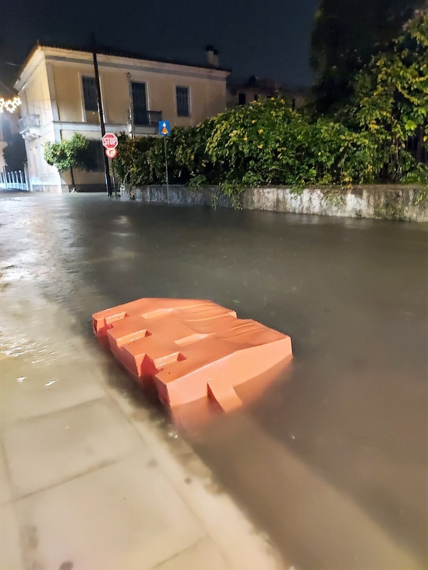 Μεσολόγγι: Η έντονη βροχόπτωση μετέτρεψε δρόμους σε «ποτάμια»