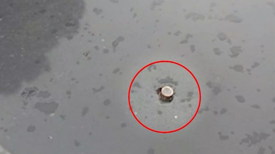 Αιγάλεω: Αδέσποτη σφαίρα βρέθηκε καρφωμένη στην οροφή ΙΧ