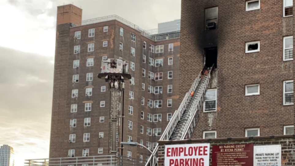 Δείτε βίντεο: Δραματικές εικόνες εφήβων που κρέμονται στο κενό για να σωθούν από φωτιά κτιρίου στη Νέα Υόρκη