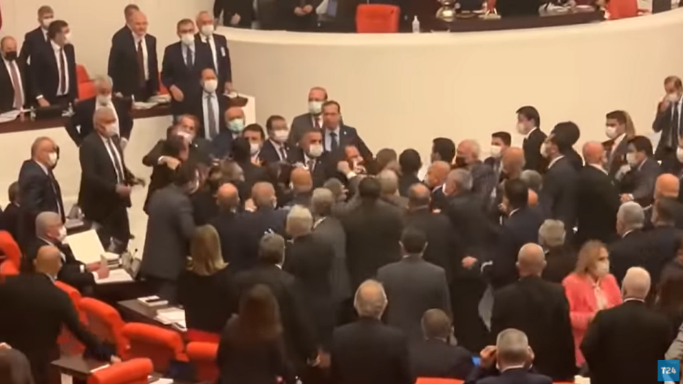Τουρκία : «Έπαιξαν»… ξύλο μέσα στη βουλή