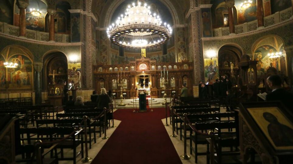 Απίστευτες σκηνές σε ναό στην Κοζάνη: Πιστοί χωρίς μάσκες έτρεχαν να φύγουν όταν πήγε η αστυνομία
