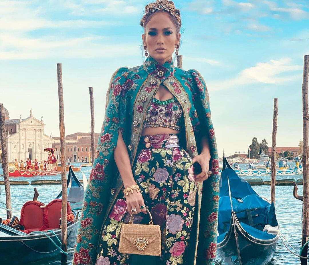 Jennifer Lopez : Υιοθέτησε το matrix style trend με αυτό το risky outfit
