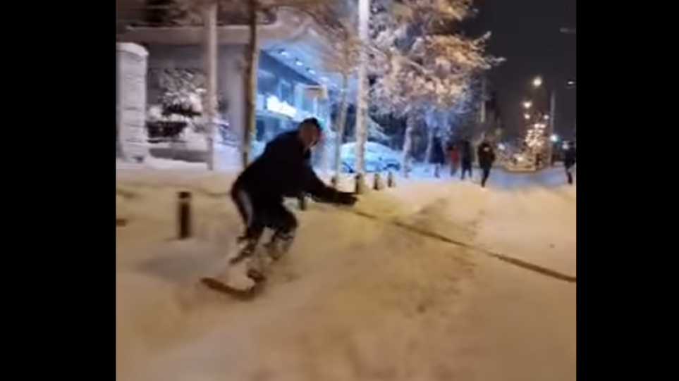 Βίντεο από τη στιγμή του… snowboard επί της λεωφόρου Πεντέλης