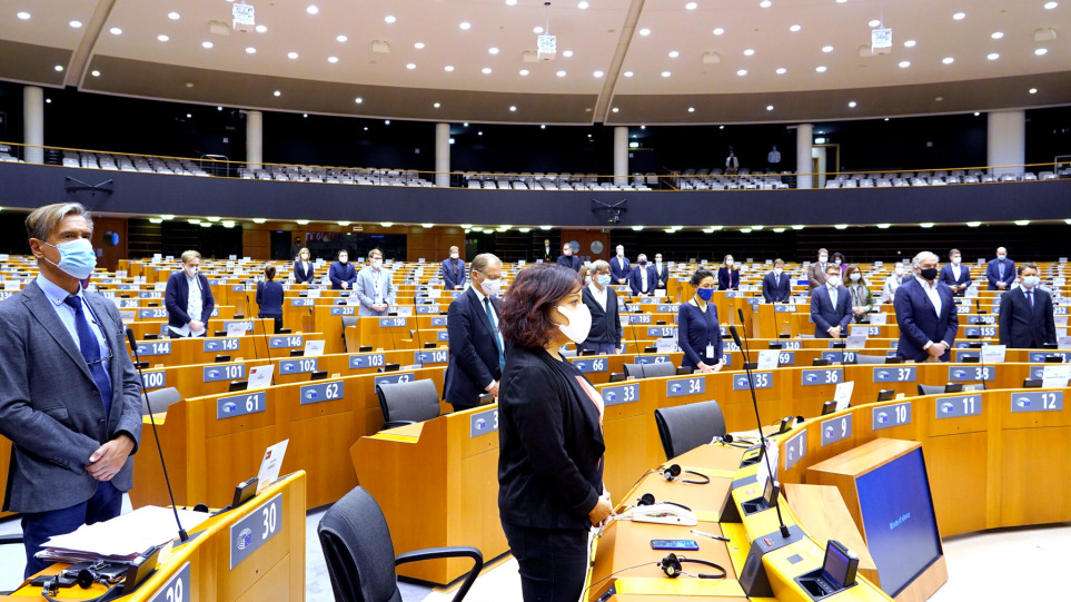Ενός λεπτού σιγή στη μνήμη του Σασόλι έξω από το Ευρωπαϊκό Κοινοβούλιο