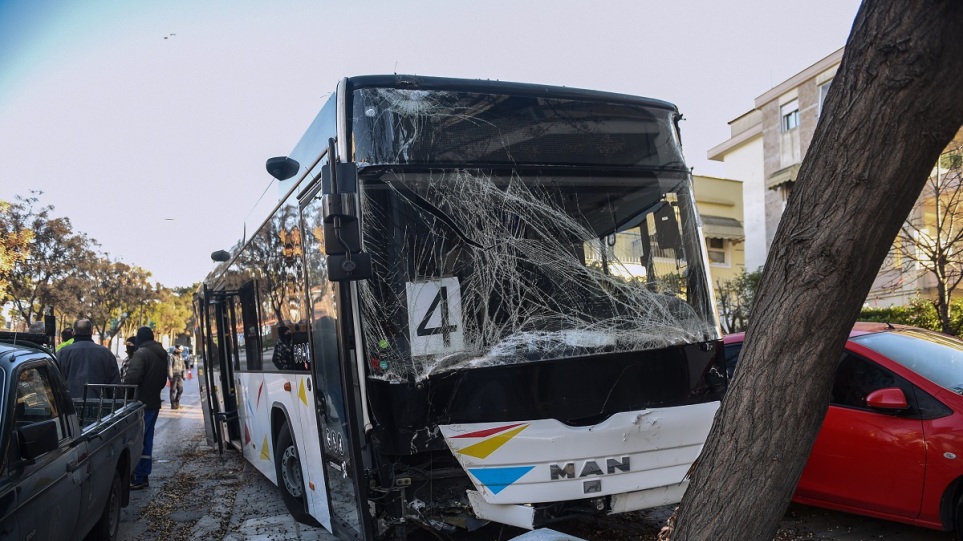 «Από θαύμα δεν θρηνήσαμε θύματα» – Τρόμος από την «τρελή» πορεία «ακυβέρνητου» λεωφορείου του ΟΑΣΘ