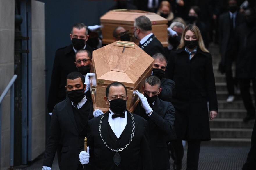 Γαλλία: Πλήθος αντιεμβολιαστών στην κηδεία των εκκεντρικών δίδυμων σταρ της γαλλικής τηλεόρασης, Μπογκντάνοφ