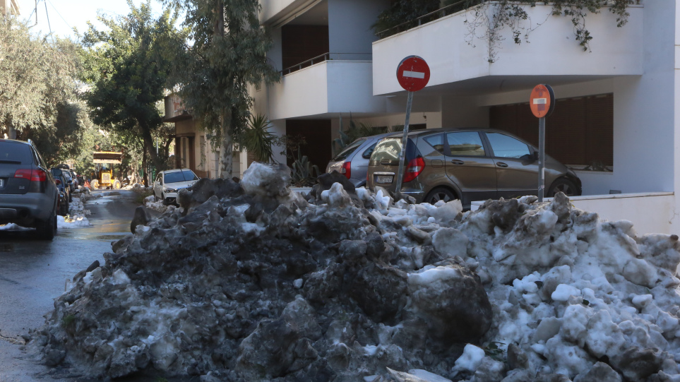 Δήμος Αλίμου: Με φορτηγά απομακρύνουν πλέον το χιόνι στον