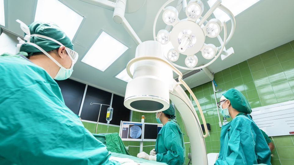 Κορωνοϊός – ΗΠΑ: Αναβάλλονται τα χειρουργεία στα νοσοκομεία λόγω ασφυκτικής πίεσης από την «Omicron»