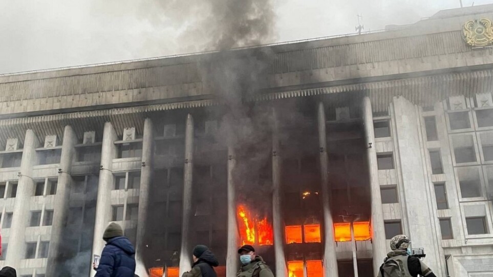 Καζακστάν: Χάος στους δρόμους έφερε η έκρηξη τιμών στο αέριο – Κτίρια στις φλόγες, παραιτήθηκε η κυβέρνηση