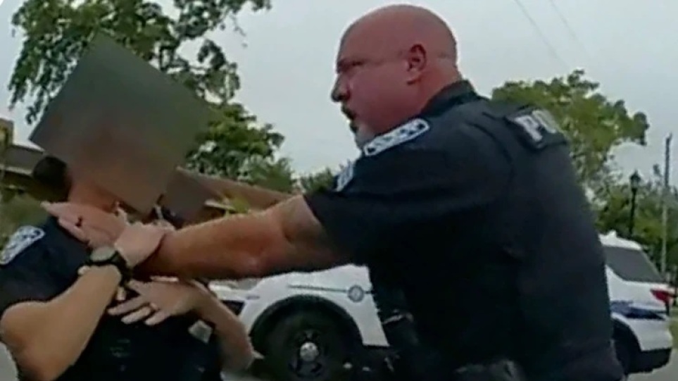 Φλόριντα: Αστυνομικός άρπαξε από τον λαιμό γυναίκα συνάδελφο του – Τον εμπόδισε να κακοποιήσει ύποπτο