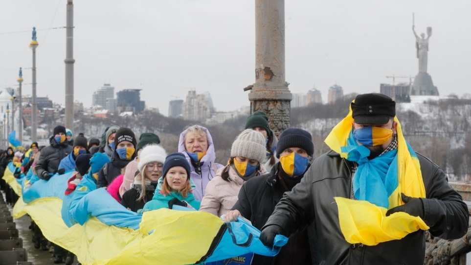 Bild: Οι χώρες της Δύσης διώχνουν τις οικογένειες των διπλωματών από το Κίεβο